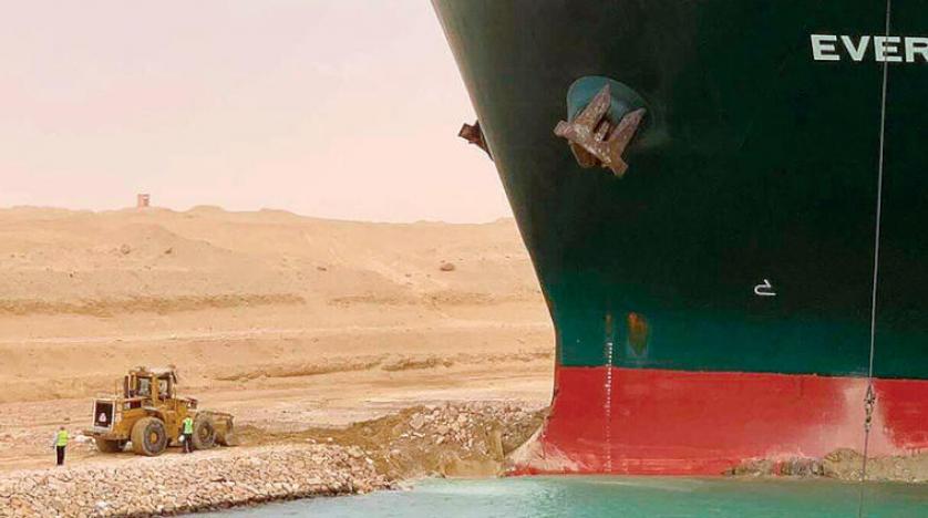 مصر تسابق الزمن لإنقاذ سفينة عطّلت ممر قناة السويس الجديد