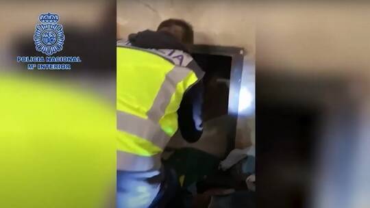 الشرطة الإسبانية تعتقل 3 أشخاص بعد العثور على 21 مهاجرا يعملون لديهم بالسخرة