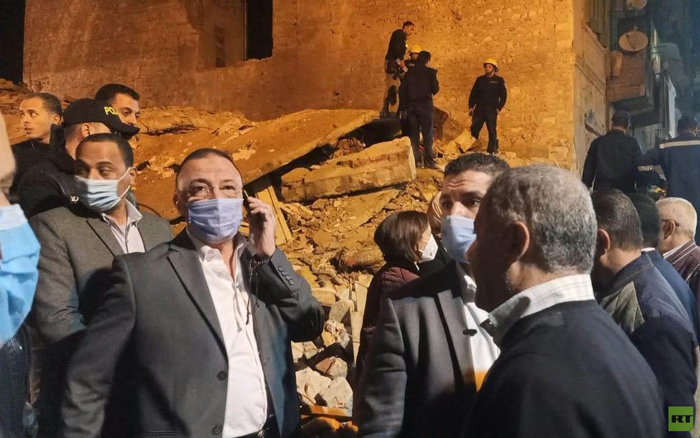 مصر.. أسرتان تحت أنقاض عقار منهار وسط الإسكندرية (صور وفيديو)