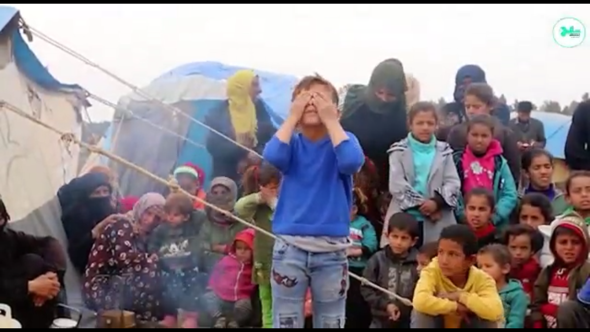 حياة اللاجئين في مخيم ربيعة بالرقة في عمل مسرحي أغنية للطفل عمران البقاعي  
